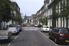 858073 Gezicht in de Johannes de Bekastraat te Utrecht, met in het verlengde, op de achtergrond, de Draaiweg.